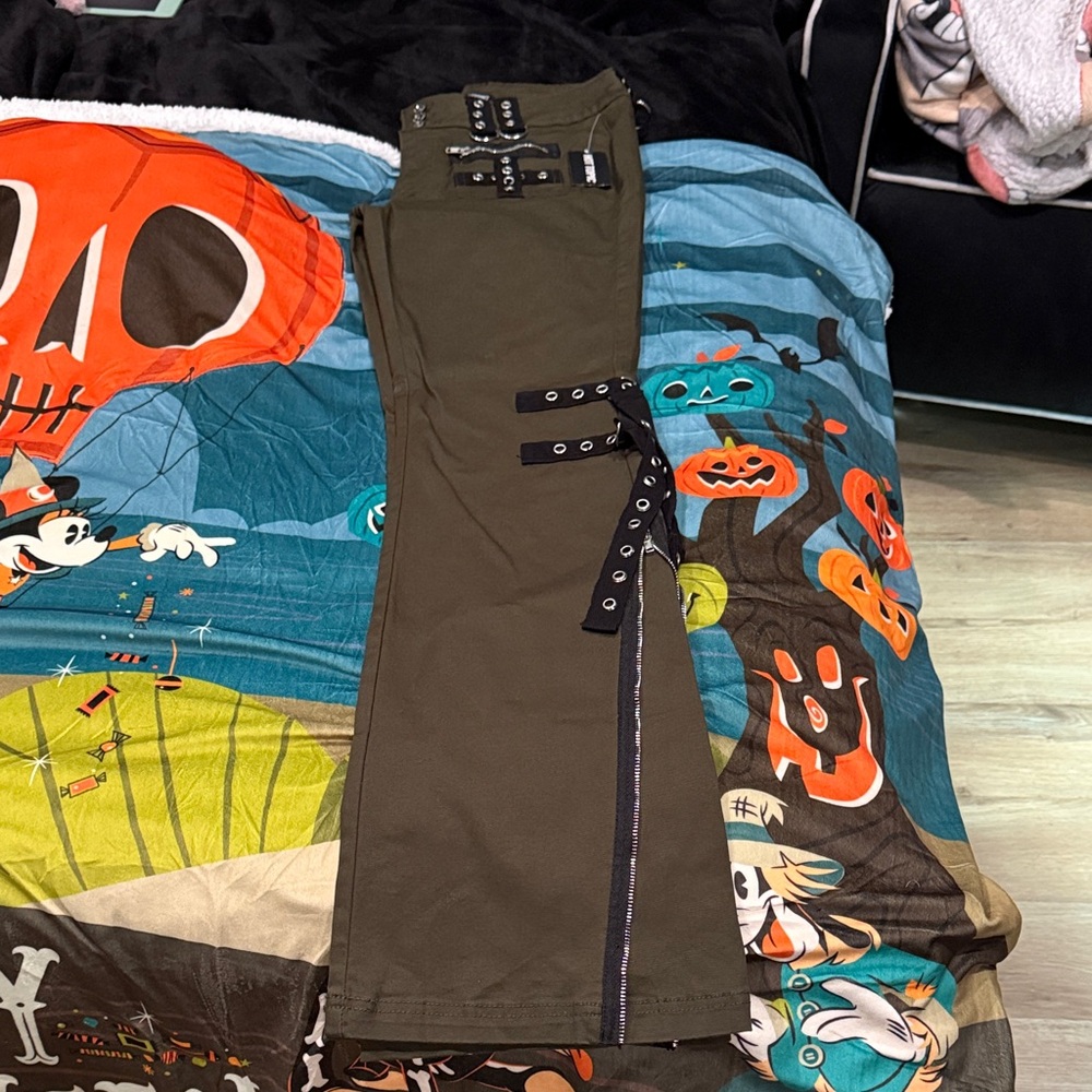 Hot Topic Hardware Green Twill Flare Pants